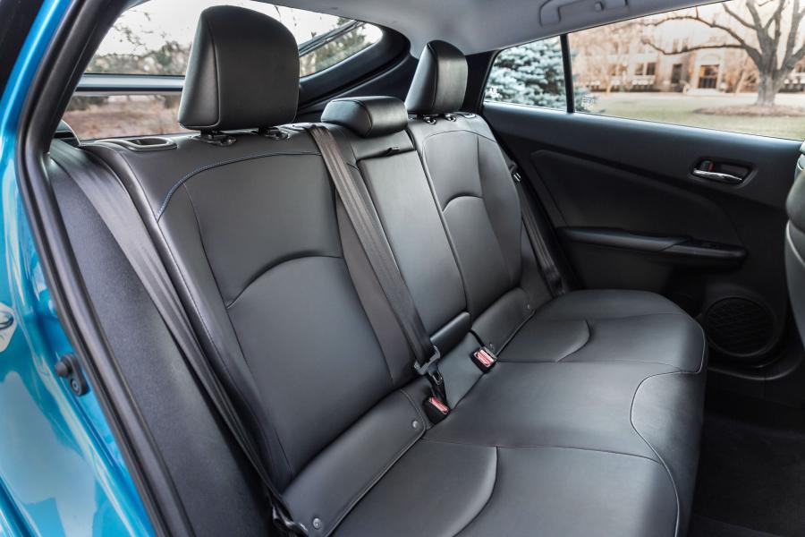 Интерьер Toyota Prius XLE AWD-e 2019 года  (NA) (фото 28 из 40)